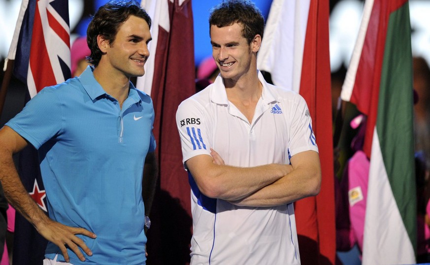 epa02012484 Roger Federer (L) of Switzerland and Andy Murray of Great Britain chat prior to the presentation ceremony after their men&#039;s singles final match at the Australian Open tennis tournamen ...