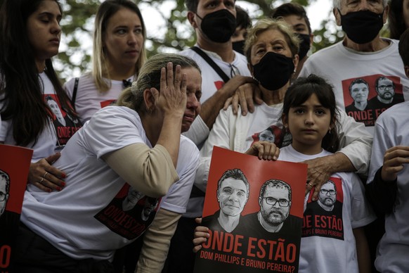 epa10009637 Relatives and close friends of Dom Philips and Bruno Ara�ojo participate in a protest against their disappearances, in Rio de Janeiro, Brazil, 12 June 2022. Dozens of people, including fam ...