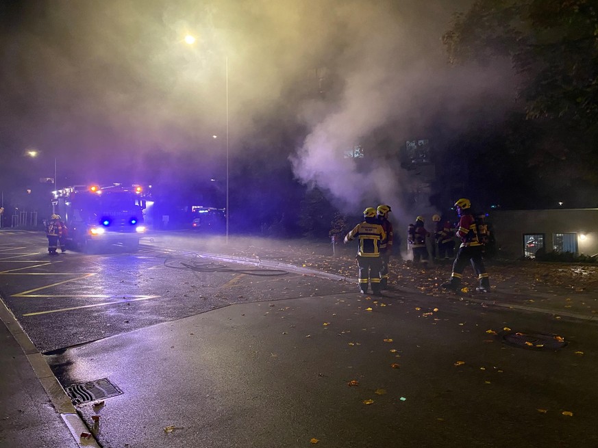 In Baar musste die Feuerwehr einen Unterflur-Container löschen.