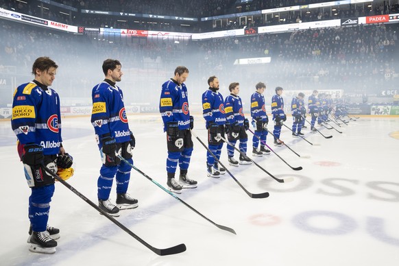 Players observe a minute of silence in memory of the victims of the Crans-Montana fire before the National League ice hockey championship game between HC Fribourg-Gotteron and the SCL Tigers on Tuesda ...