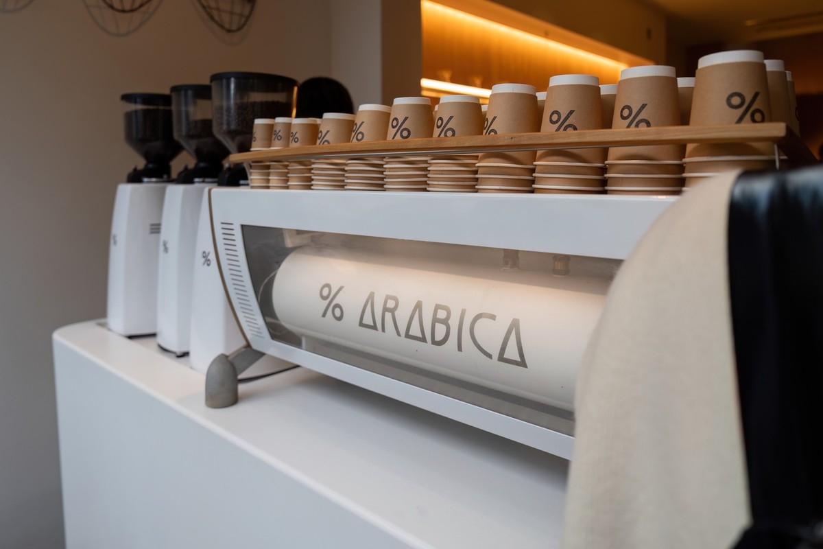KYOTO, JAPAN - DEC 01, 2023 : Kyoto Arabica Cafe at Kiyomizu dera shrine area. xkwx japan kyoto arabica coffee kiyomizu dera beverage cup percentage worldwide drink espresso shop design cafe business  ...