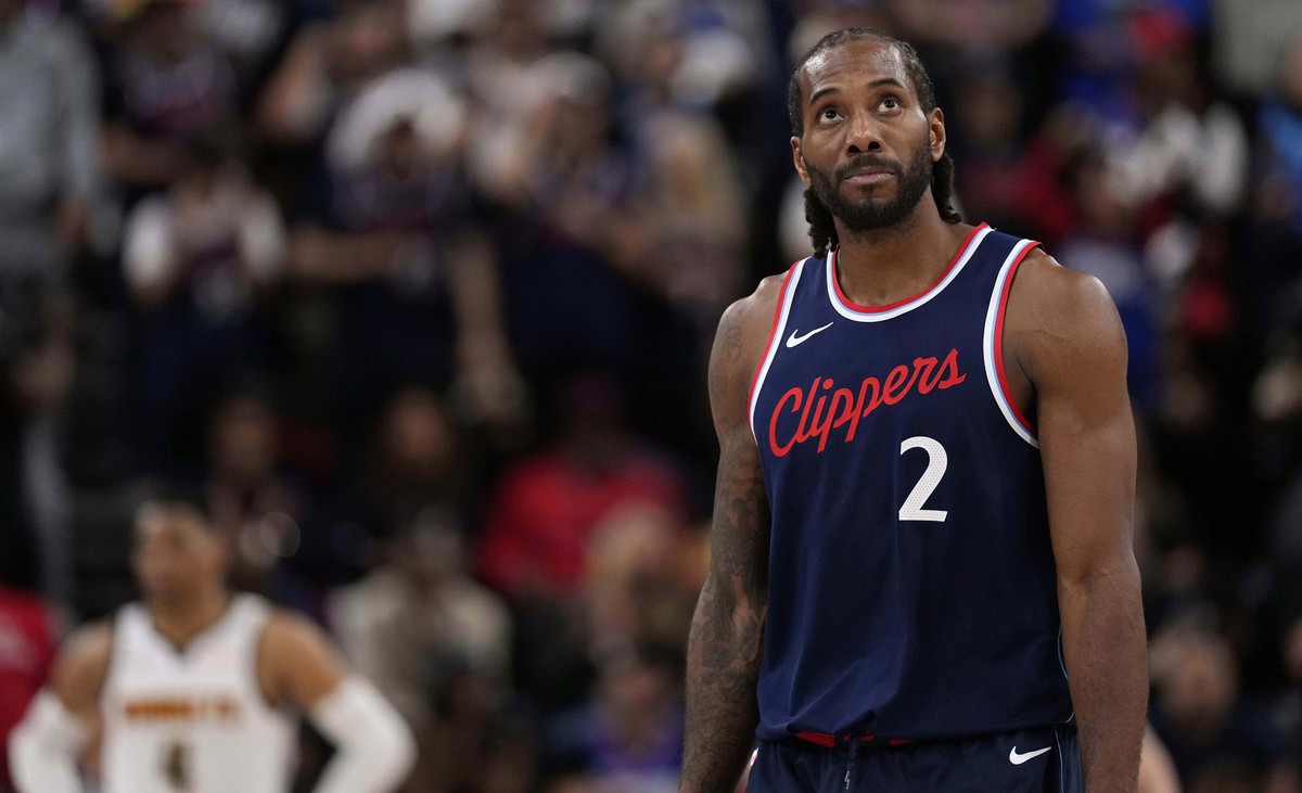 FILE - Los Angeles Clippers forward Kawhi Leonard, right, looks toward the scoreboard during the second half of an NBA basketball game, May 1, 2025, in Inglewood, Calif. (AP Photo/Mark J. Terrill, fil ...