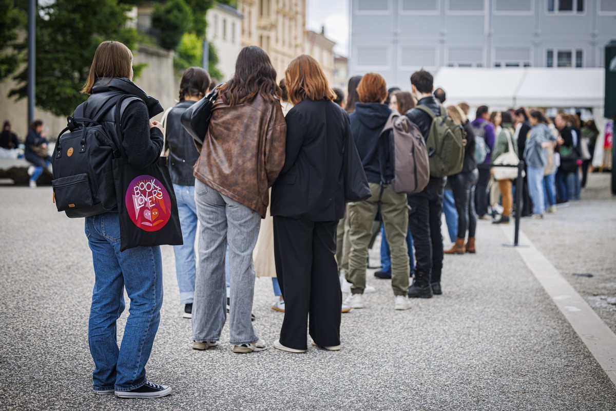 Des personnes attendent en file pour une seance de dedicace lors du festival litteraire "Booklovers" pour jeunes adultes ce samedi 1 juin 2024 au pole museal Plateforme 10 a Lausanne. (KEYST ...