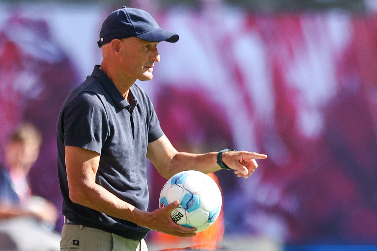 ARCHIV - 24.08.2024, Sachsen, Leipzig: Fu�ball: Bundesliga, RB Leipzig - VfL Bochum, 1. Spieltag in der Red Bull Arena. Bochums Trainer Peter Zeidler h�lt einen Ball in der Hand. (zu dpa: �Bochum hoff ...
