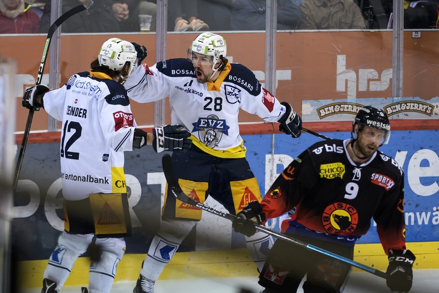 Zugs Yannick-Lennart Albrecht, Mitte, jubelt nach seinem Tor (2-1) mit Zugs Yannick Zehnder, links, an der Seite von Berns Jan Mursak, rechts, im ersten Eishockey Playoff-Finalspiel der National Leagu ...