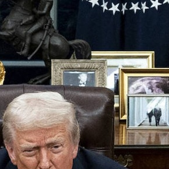 President Trump Signs An Executive Order - DC US President Donald Trump, while joined by Howard Lutnick, chief executive officer of Cantor Fitzgerald LP and US commerce secretary nominee for US Presid ...