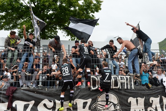 Lugano&#039;s player Armando Sadiku celebrate with fans 2-2 goal during the Super League soccer match FC Lugano against FC Basel, at the Cornaredo stadium in Lugano, Sunday, May 7, 2017. (KEYSTONE/Ti- ...