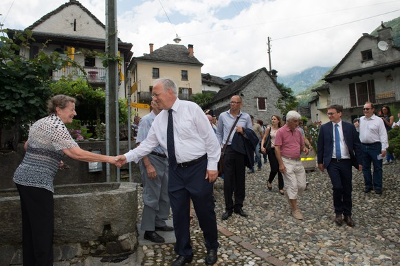 Bundespraesident Johann Schneider-Ammann, Mitte, spricht mit Einheimischen in Lodano, am Sonntag, 31. Juli 2016. Schneider-Ammann hat die Feierlichkeiten zum Nationalfeiertag bereits am Sonntag im Tes ...