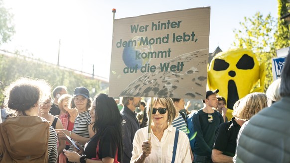 <p>Demonstrierende versammeln sich am Freitagabend, beim Landesmuseum in Zürich zum Klimastreik unter dem Motto «Keine 50-Grad-Sommer».</p>