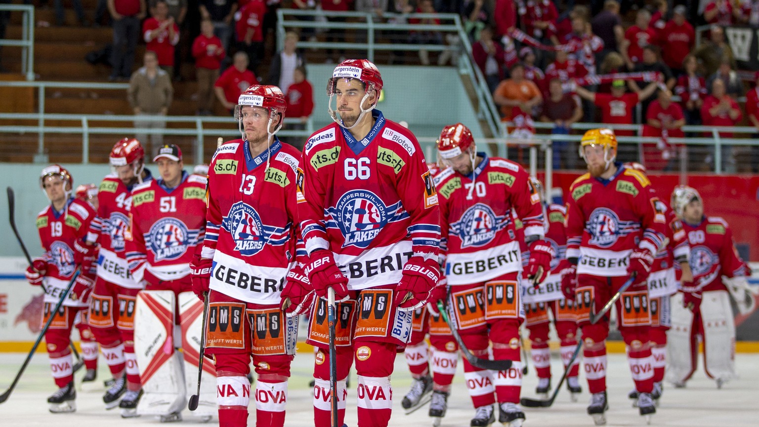 SC Rapperswil-Jona Lakers Stuermer Steve Mason (#13), Fabian Brem (#66) und ihre Mitspieler auf dem Weg in die Garderobe nach der 0-2 Niederlage im Eishockey-Meisterschaftsspiel der National League zw ...