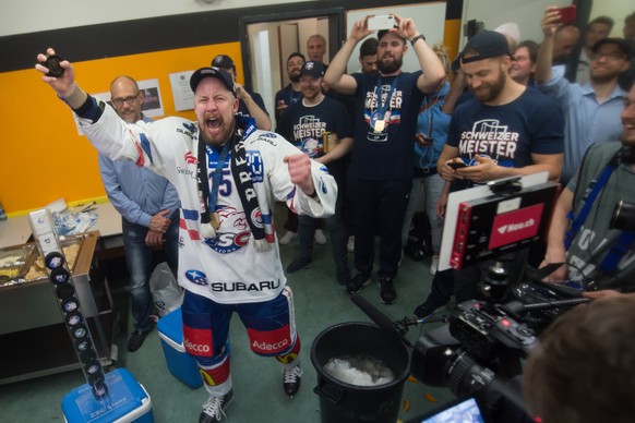 Zurich&#039;s player Mathias Seger celebrates winning the Swiss championship title, after the seventh match of the playoff final of the National League of the ice hockey Swiss Championship between the ...