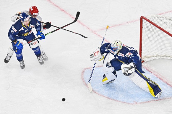 Davos&#039; Aleski Saarela, Helsinki&#039;s Micke Max Asten, and Davos&#039; goalkeeper Sandro Aeschlimann, from left, during the game between Switzerland&#039;s HC Davos and Finland&#039;s IFK Helsin ...