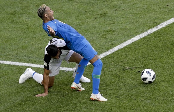 Brazil&#039;s Neymar, right, challenges for the ball with Costa Rica&#039;s Giancarlo Gonzalez during the group E match between Brazil and Costa Rica at the 2018 soccer World Cup in the St. Petersburg ...