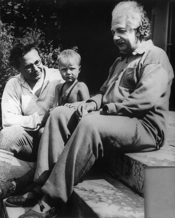 Drei Einsteins, 1936: Albert Einstein mit seinem Sohn Hans Albert – einem Professor für Hydraulik – und seinem Enkel Bernhard, dem späteren Ingenieur.