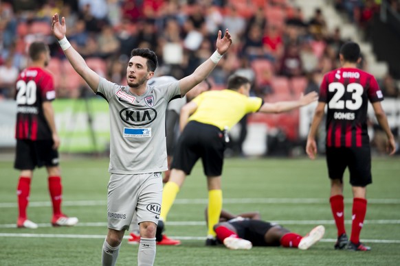 Le milieu argovien Petar Misic, encourage les supporters lors de la rencontre de football Super League - Challenge League de barrage match aller entre Neuchatel Xamax FCS et FC Aarau ce jeudi 30 mai 2 ...