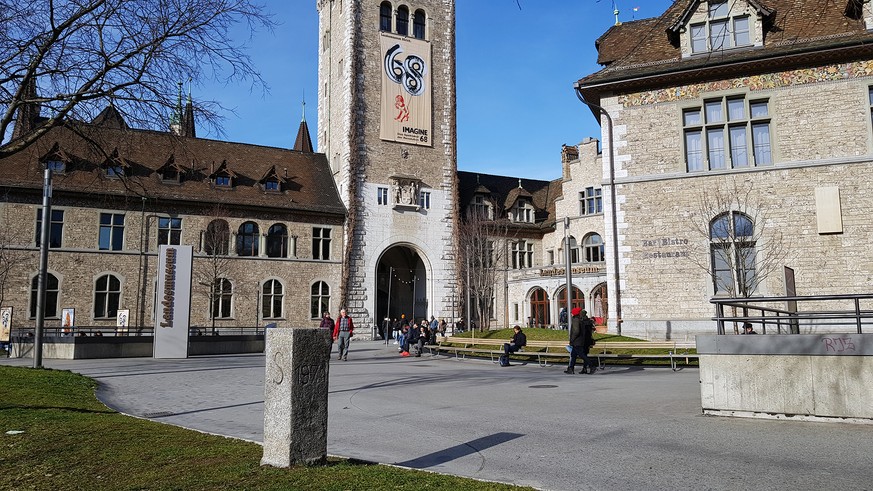 Der ehemalige Grenzstein vor dem Landesmuseum Zürich.