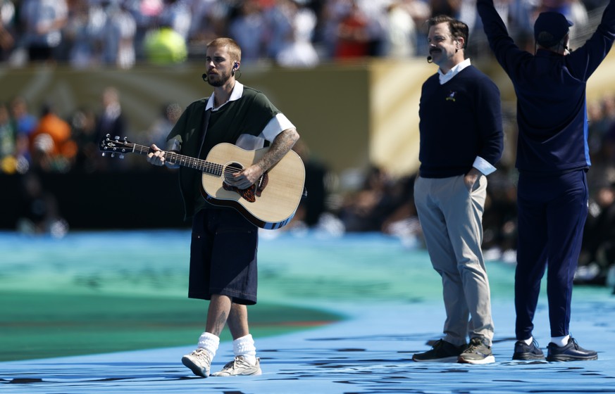 epa13121125 Canadian singer Justin Bieber performs next to US actor Jason Sudeikis during the half-time show of the FIFA World Cup 2026 final match Spain against Argentina, in East Rutherford, New Jer ...