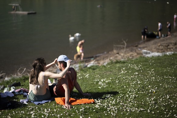 Menschen geniessen die sommerlichen Temperaturen am Walensee, am Samstag, 6. April 2024, in Walenstadt. (KEYSTONE/Gian Ehrenzeller)