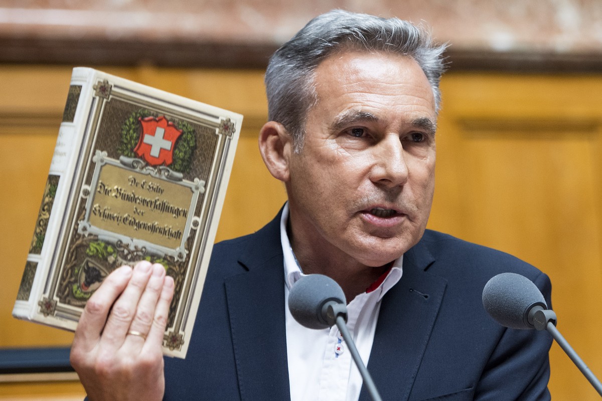 Nationalrat Adrian Amstutz, SVP-BE, zeigt die Bundesverfassung an der Herbstsession der Eidgenoessischen Raete in der Debatte zur Steuerung der Zuwanderung und Vollzugsverbesserungen bei den Freizuegi ...