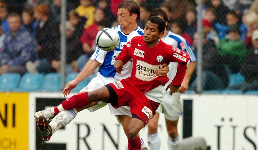 GCs Roland Schwegler, links, und FC Zuerichs Raffael, vorne, kaempfen um den Ball, beim Fussballspiel der Super League zwischen den Grasshoppers und dem FC Zuerich am Sonntag, 2. Oktober 2005, in Zuer ...