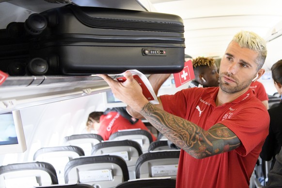 ARCHIVBILD ZUR MELDUNG, DASS LARA GUT UND VALON BEHRAMI GEHEIRATET HABEN --- Switzerland&#039;s soccer player Valon Behrami boards the plane on the eve of an international friendly soccer match betwee ...