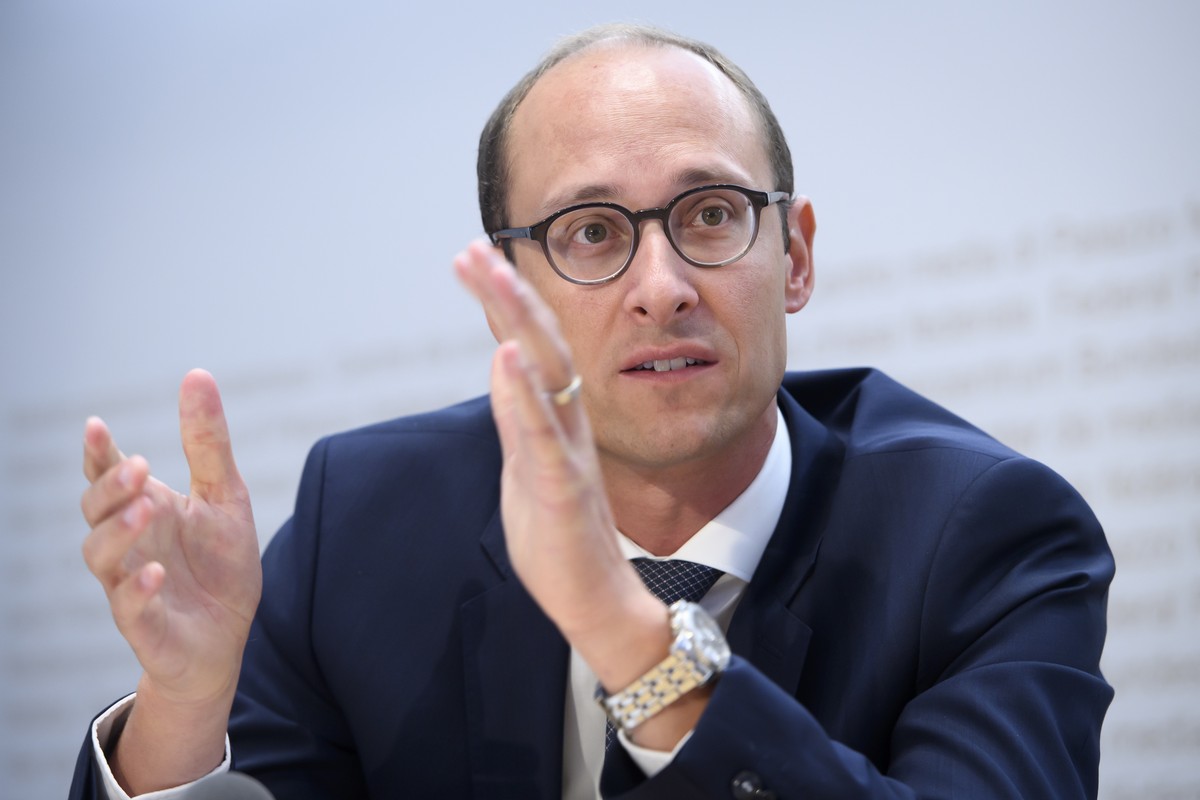 Martin Candinas, Nationalrat CVP, spricht waehrend einer Medienkonferenz des Ja-Komitees fuer einen zweiwoechigen Vaterschaftsurlaub, am Donnerstag, 6. August 2020 in Bern. (KEYSTONE/Anthony Anex)