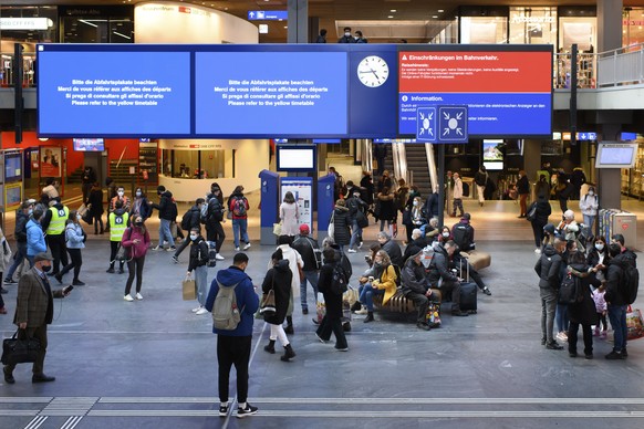 Die Bildschirme, welche die Zuege, Gleise und Abfahrtszeiten anzeigen sollten, sind wegen einer IT Stoerung bei den SBB ausser Betrieb, am Freitag, 19. Maerz 2021 im Bahnhof Bern. (KEYSTONE/Anthony An ...