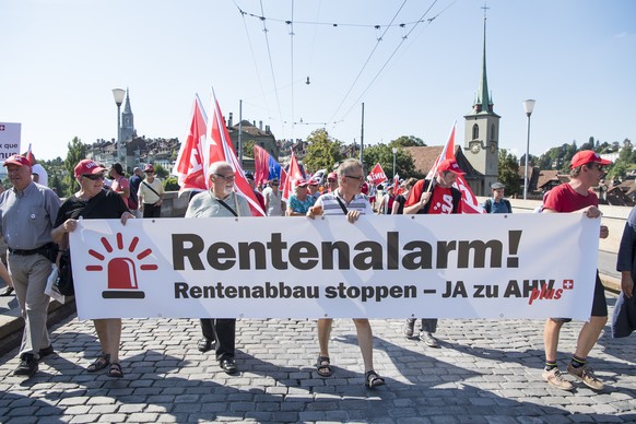 Zahlreiche Personen protestieren gegen Rentenabbau, die Anhebung des Rentenalters auf 67 Jahre und fuer eine starke AHV, am Samstag, 10. September 2016, in Bern. Organisatorin der bewilligten Kundgebu ...