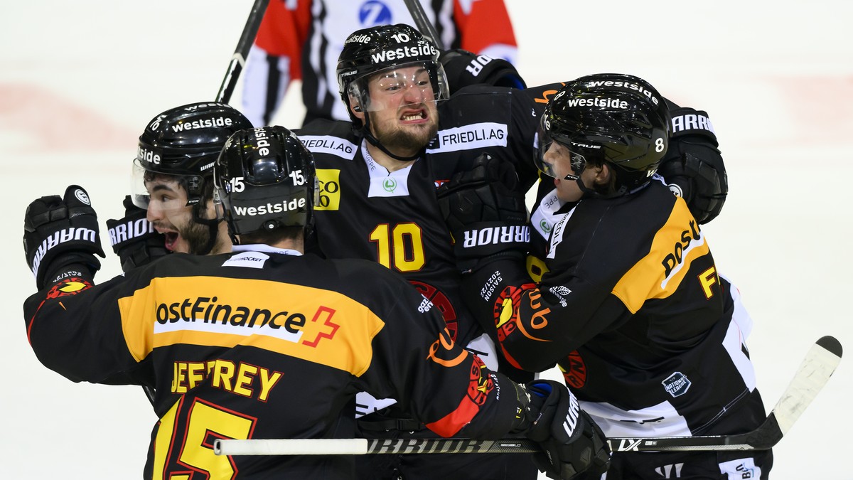 Berns Philip Varone, links, jubelt nach seinem Tor zum 2-1 und Sieg mit Berns Dustin Jeffrey, Berns Tristan Scherweym, und Berns Joshua Fahrni, von links, beim Eishockey Meisterschaftsspiel der Nation ...