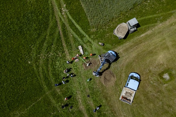 Des ouvriers installent une borne historique lors d'un point de presse concernant le deplacement de la frontiere entre les cantons de Fribourg et Vaud le mardi 16 juin 2026 a Siviriez. Dans le ca ...