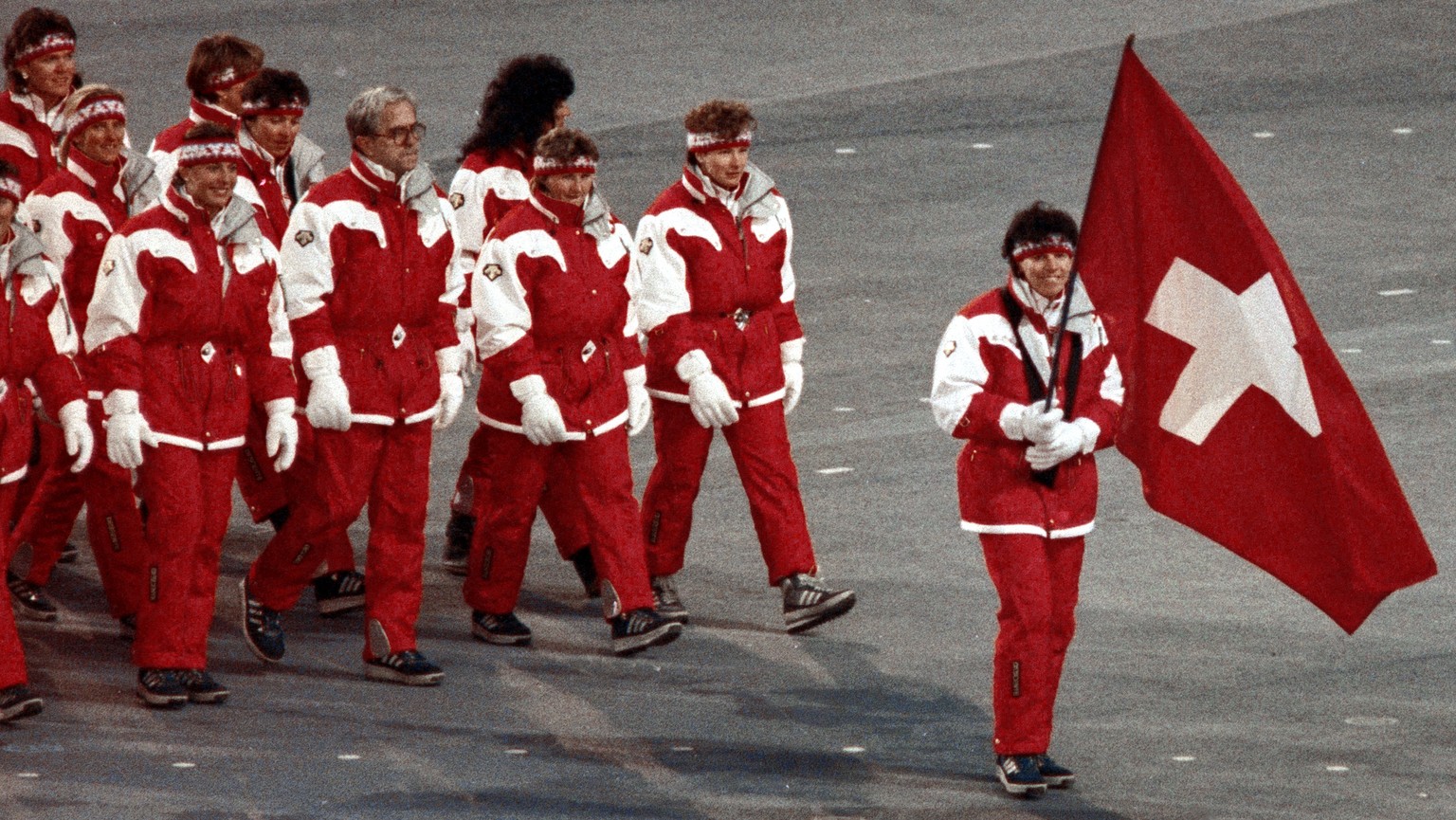 ARCHIVBILD --- ZU DEN SCHWEIZER FAHNENTRAEGERN AN OLYMPISCHEN WINTERSPIELEN STELLEN WIR IHNEN FOLGENDES BILDMATERIAL ZUR VERFUEGUNG --- Vreni Schneider traegt beim Einmarsch der Schweizer Delegation a ...