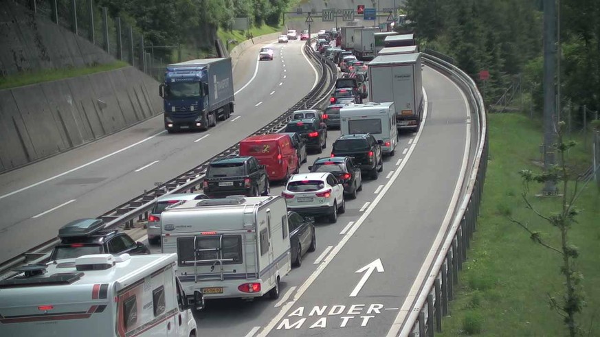 Die Blechlawine rollt (oder in dem Fall eher steht) den Berg hinauf.