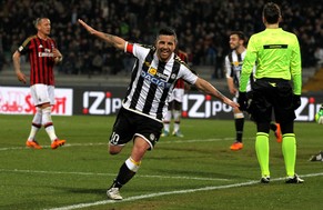 Oldie but Goldie: Antonio Di Natale feiert seinen Treffer.