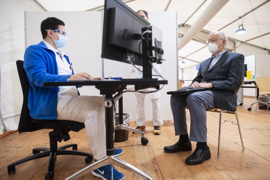 Robert Steffen, Gruender des Zentrums fuer Reisemedizin wird gegen das Covid-19 Coronavirus geimpft, im Referenz-Impfzentrum EBPI am Hirschengraben in Zuerich vor, aufgenommen am Montag, 4. Januar 202 ...