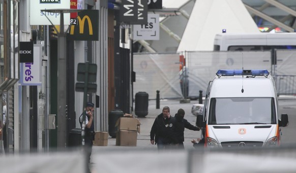 epa05380701 Police officers block the access to City 2 shopping mall during an anti-terror operation in Brussels, Belgium, 21 June 2016. According to media reports, a man suspected of carrying explosi ...