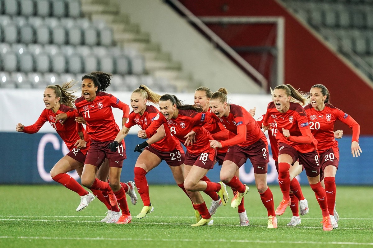 Thun, Switzerland, April 13th 2021: Players of Switzerland jubilate after the win during the UEFA Womens Championship Qualifier Playoff game between Switzerland and Czech Republic at Stockhorn Arena i ...