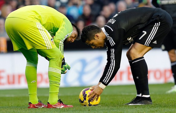 Valencia Keeper Diego Alves will beim Penalty noch Cristiano Ronaldo mit ein paar Worten aus dem Konzept bringen.&nbsp;