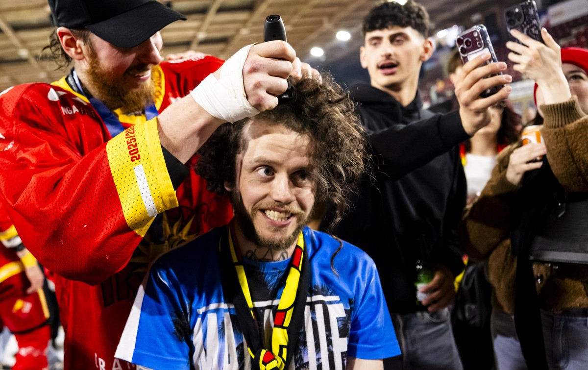 Tyler Higgins (HCS) coupe les cheveux d'un supporter apres le titre de champion Swiss League lors de lacte 5 de la finale des Play-off de Swiss League de hockey sur glace entre le HC Sierre, (HC ...