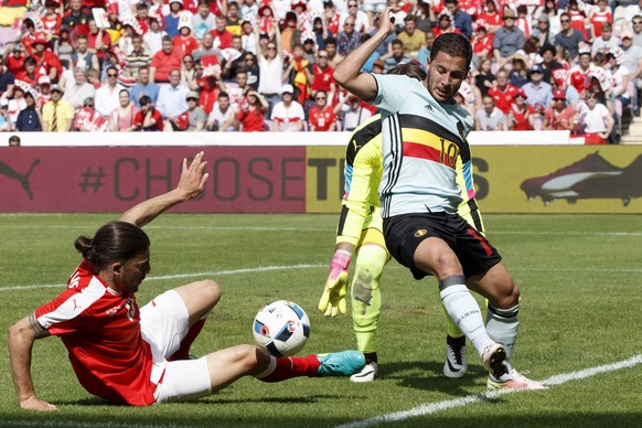 Swiss defender Ricardo Rodriguez, left, fights for the ball with Belgian Eden Hazard, right, past Swiss goalkeeper Yann Sommer, during an international friendly test match between the national soccer  ...