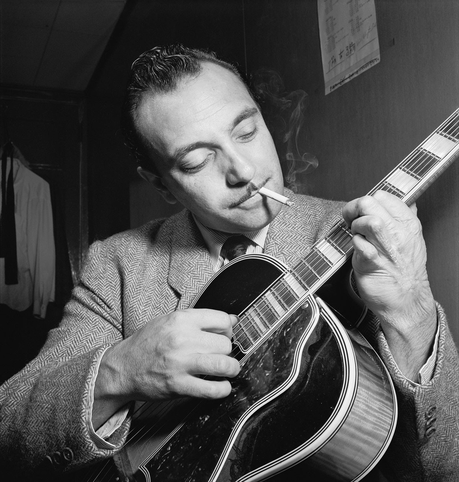 Django Reinhardt, aufgenommen im Aquarium Jazz Club in New York, um 1946.
https://upload.wikimedia.org/wikipedia/commons/f/f5/Django_Reinhardt_%28Gottlieb_07301%29.jpg