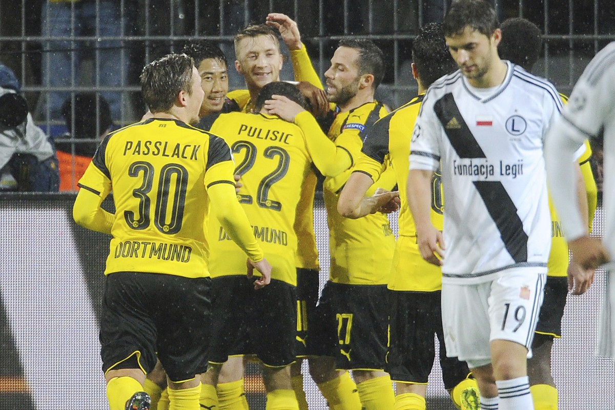 22.11.2016; Dortmund; Fussball Champions League - Borussia Dortmund - Legia Warschau;v.l. Felix Passlack, Shinji Kagawa, Torschuetze Marco Reus, Christian Pulisic, Gonzalo Castro (Dortmund) jubeln na ...