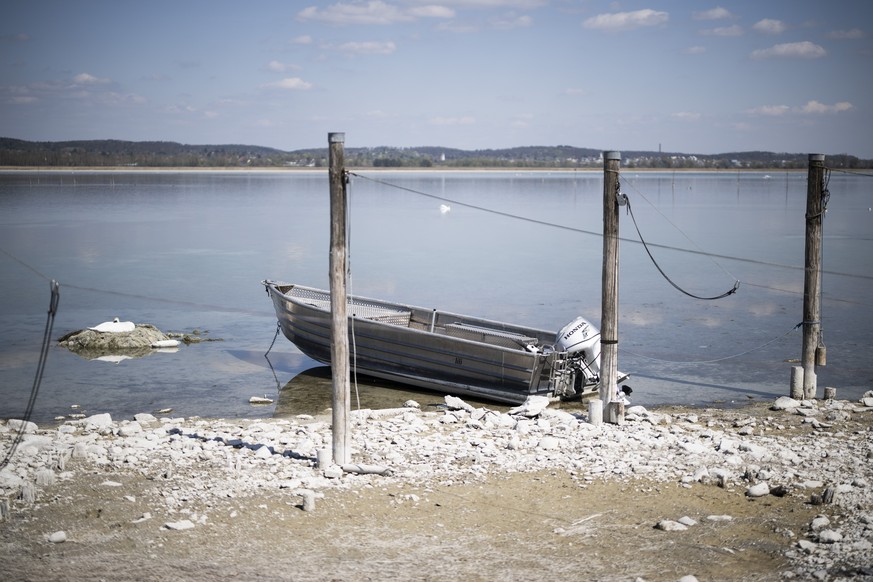 Ein Boot liegt im seichten Wasser am Untersee, aufgenommen am Mittwoch 9. April 2025 im thurgauischen Ermatingen. Wegen zu wenig Regen und Schmelzwasser ist der Wasserstand am Bodensee sehr niedrig. ( ...