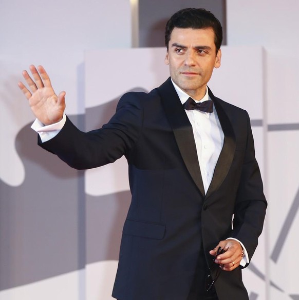 Oscar Isaac winkt.