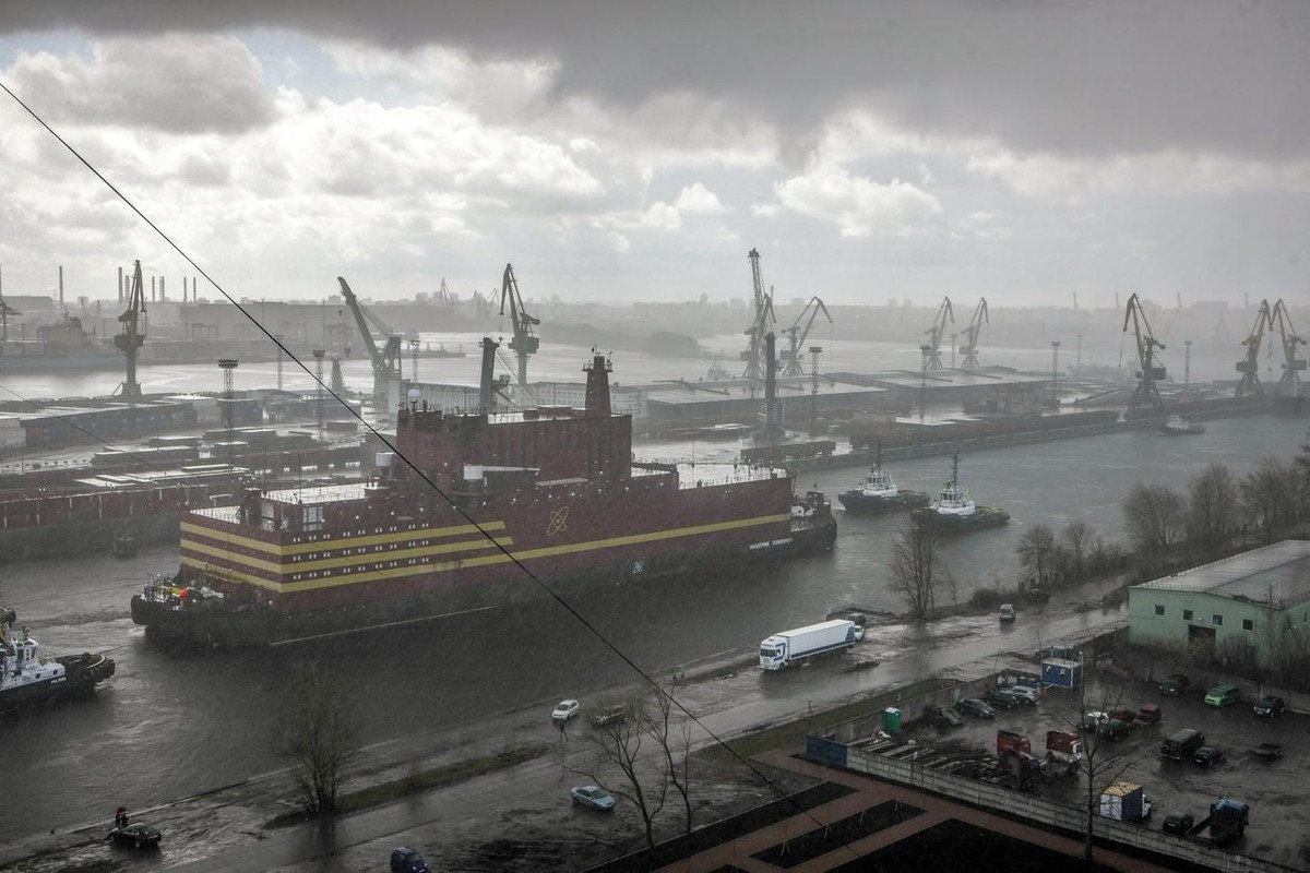 epa06699008 A handout photo made available by Greenpeace shows the 'Akademik Lomonosov', the world's first floating nuclear power plant, leaves St. Petersburg, Russia, 28 April 2018. Th ...