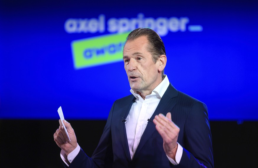 Mathias Doepfner, CEO of Axel Springer SE, addresses Ugur Sahin and his wife Ozlem Tureci, founders of the Mainz-based Corona vaccine developer BioNTech, at the opening of the Axel Springer Award cere ...