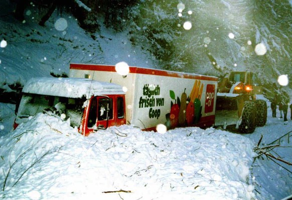 Lawinenniedergang im Spinatobel - zwischen Lenzerheide und Malix (GB) gelegen - macht die Weiterfahrt fuer diesen Lebensmitteltransport unmoeglich, aufgenommen am Dienstag morgen, 9. Februar 1999. Die ...