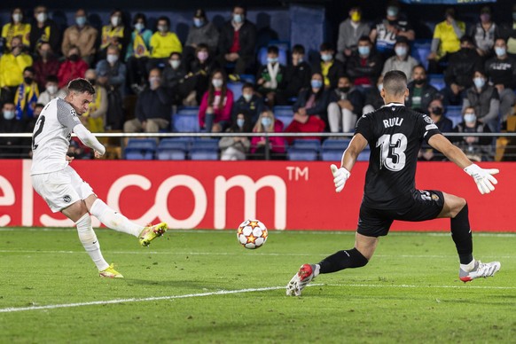 Young Boys&#039; Fabian Rieder, left, shoots against Goalkeeper Geronimo Rulli, during the UEFA Champions League group F soccer match between Villarreal CF of Spain and BSC Young Boys Bern of Switzerl ...
