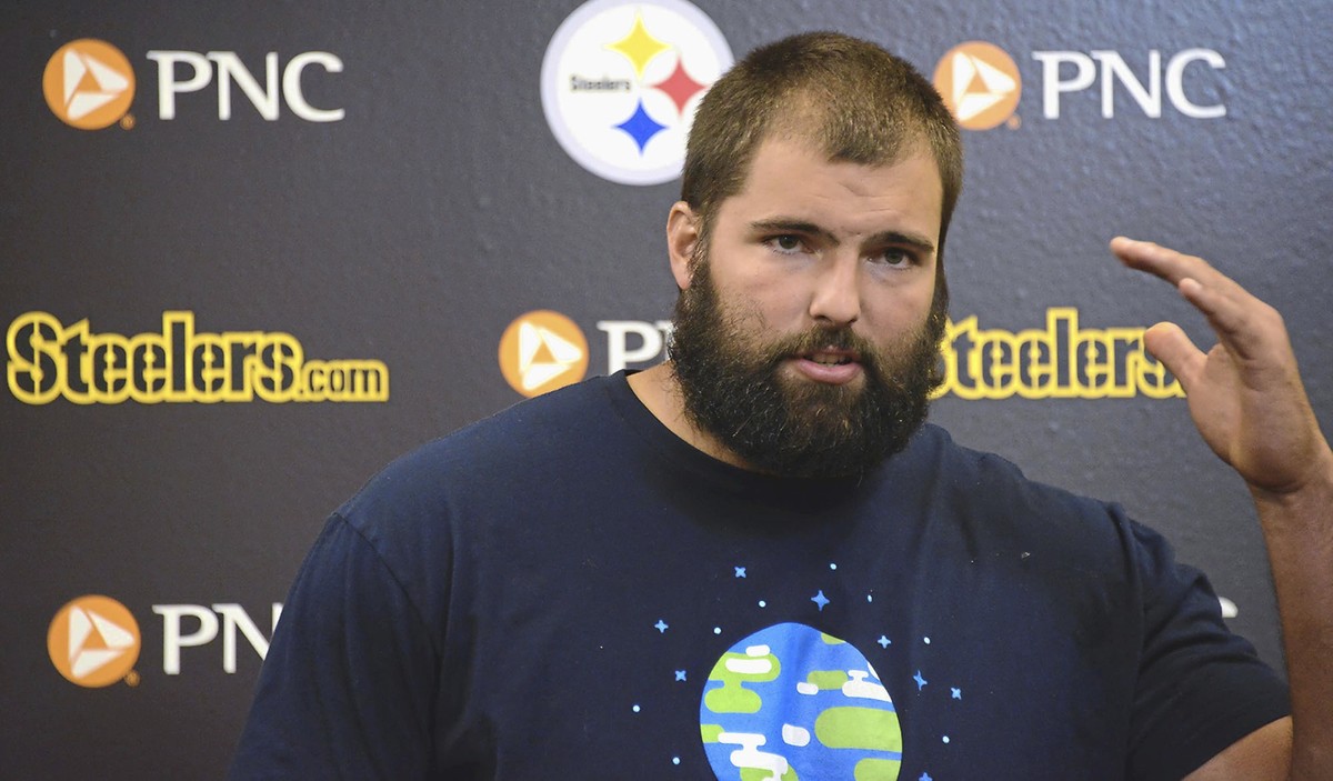Pittsburgh Steelers left tackle Alejandro Villanueva speaks to reporters Monday, Sept. 25, 2017, about the team's NFL football game the day before against the Chicago Bears. Villanueva said he ne ...