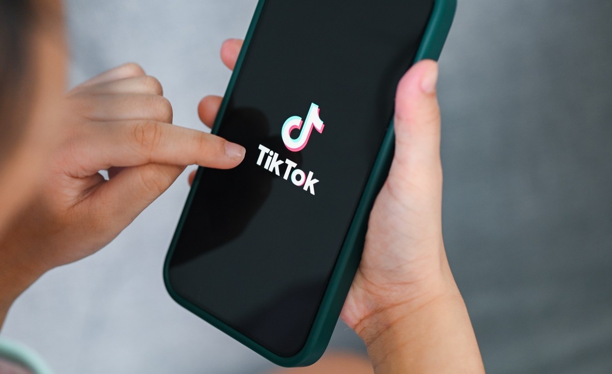 TikTok Kind mit Smartphone (Symbolbild)