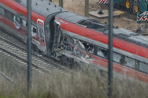 epa12667511 The Iryo high-speed train, that collided with an Alvia high-speed train after derailing, remains on the train tracks in Adamuz, Andalusia, Spain, 21 January 2026. According to the Civil Gu ...